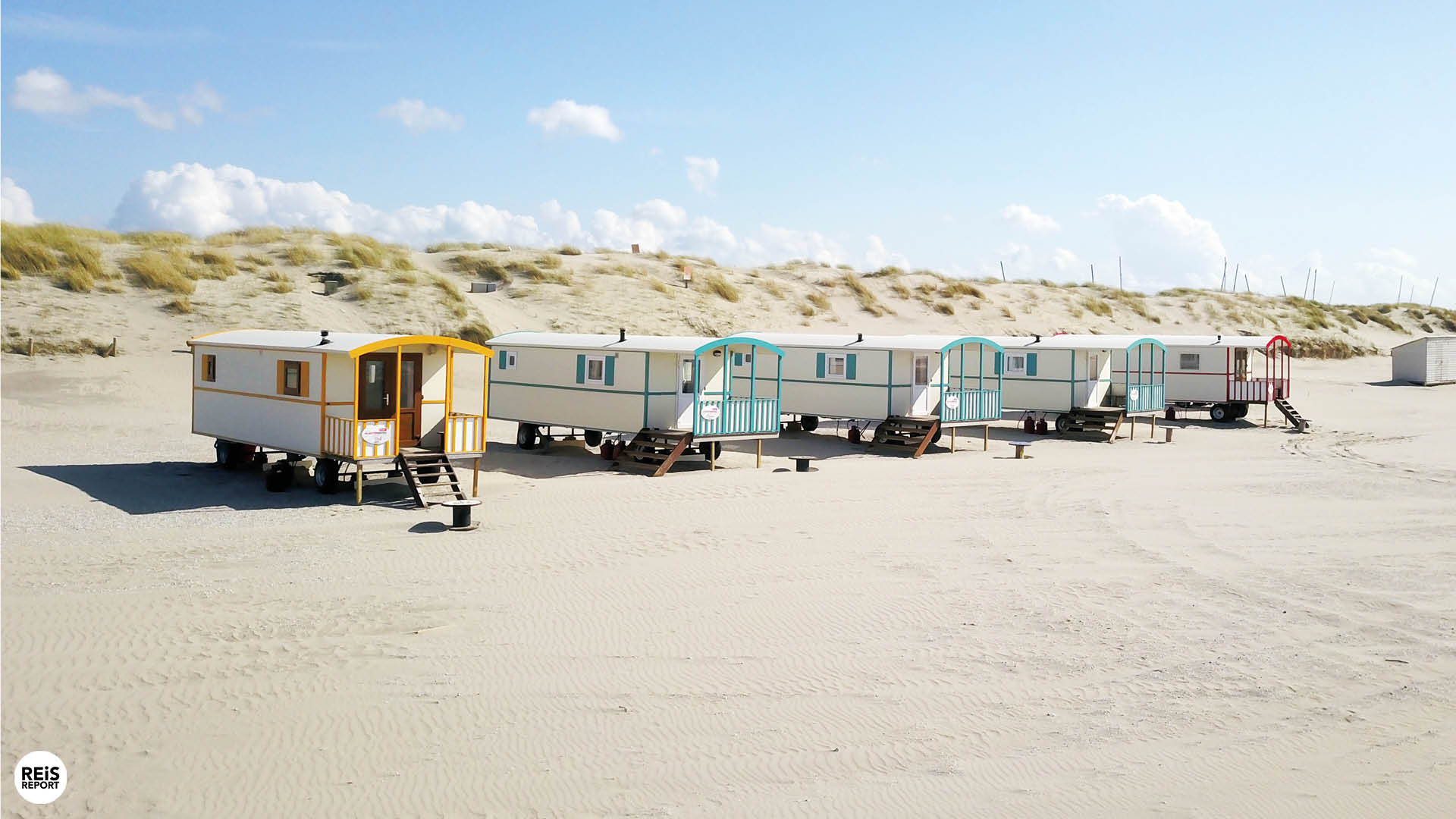 pipowagen op strand nederland huisje
