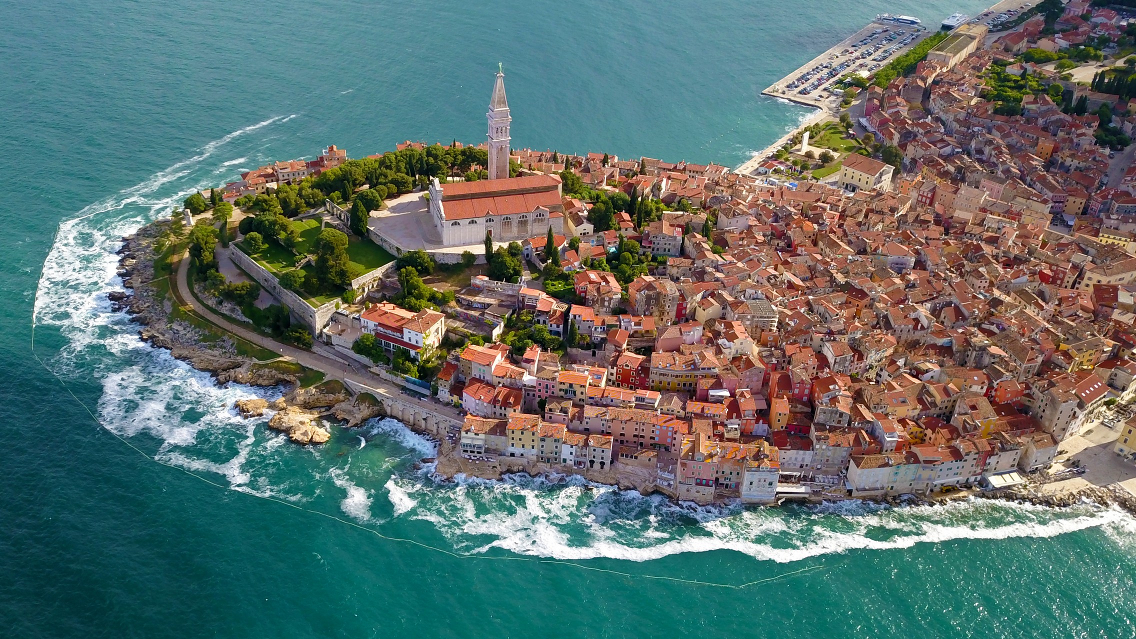 Древний город на адриатике. Ровень Хорватия. Rovinj Хорватия. Город Ровинь Хорватия. Пореч Хорватия панорама.